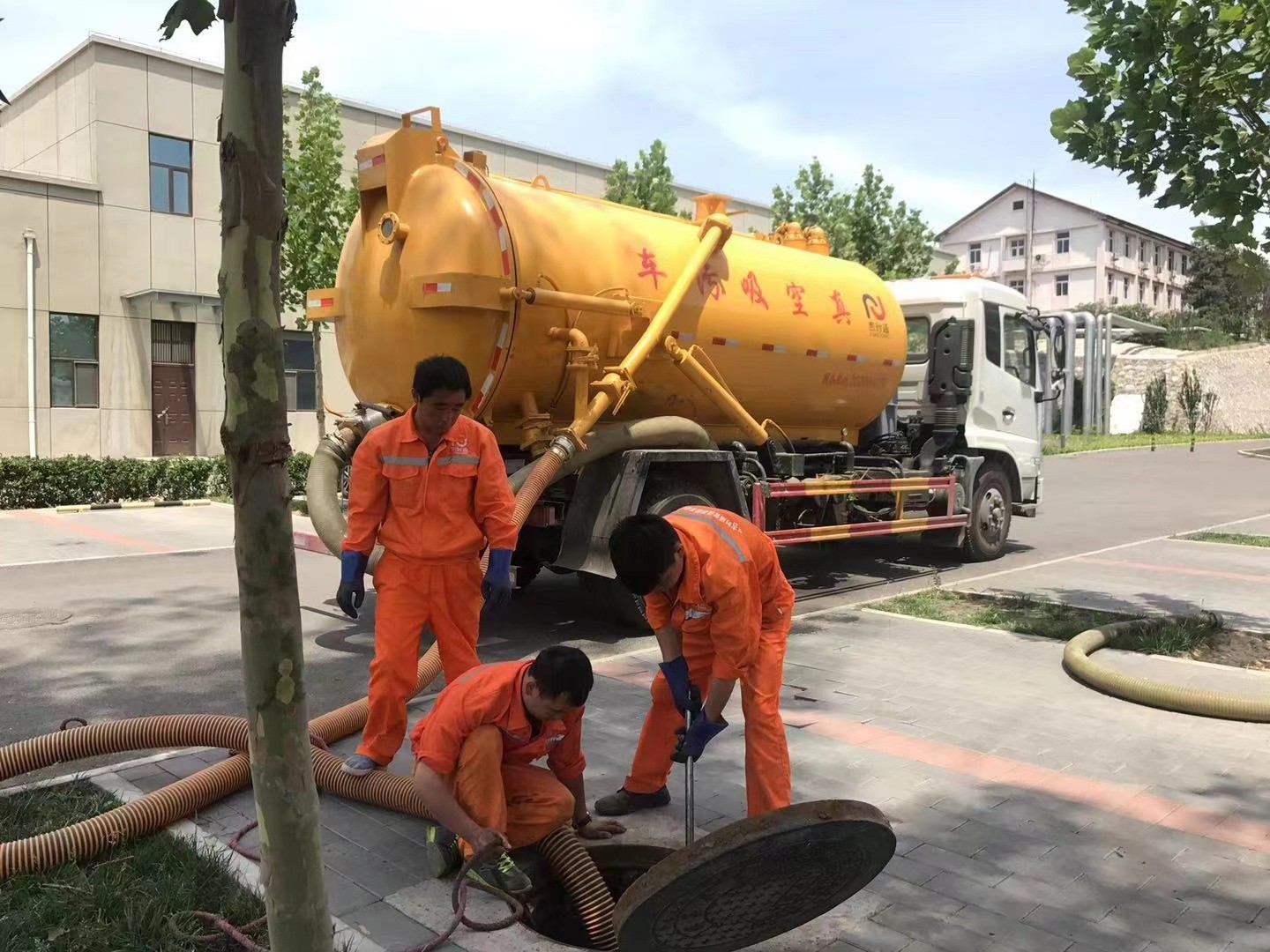 湖滨管道疏通车停在窨井附近