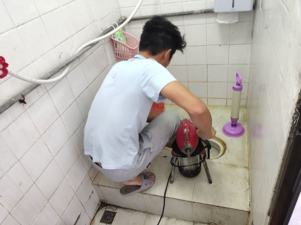 湖滨管道堵塞冒臭气 专业师傅现场解决问题