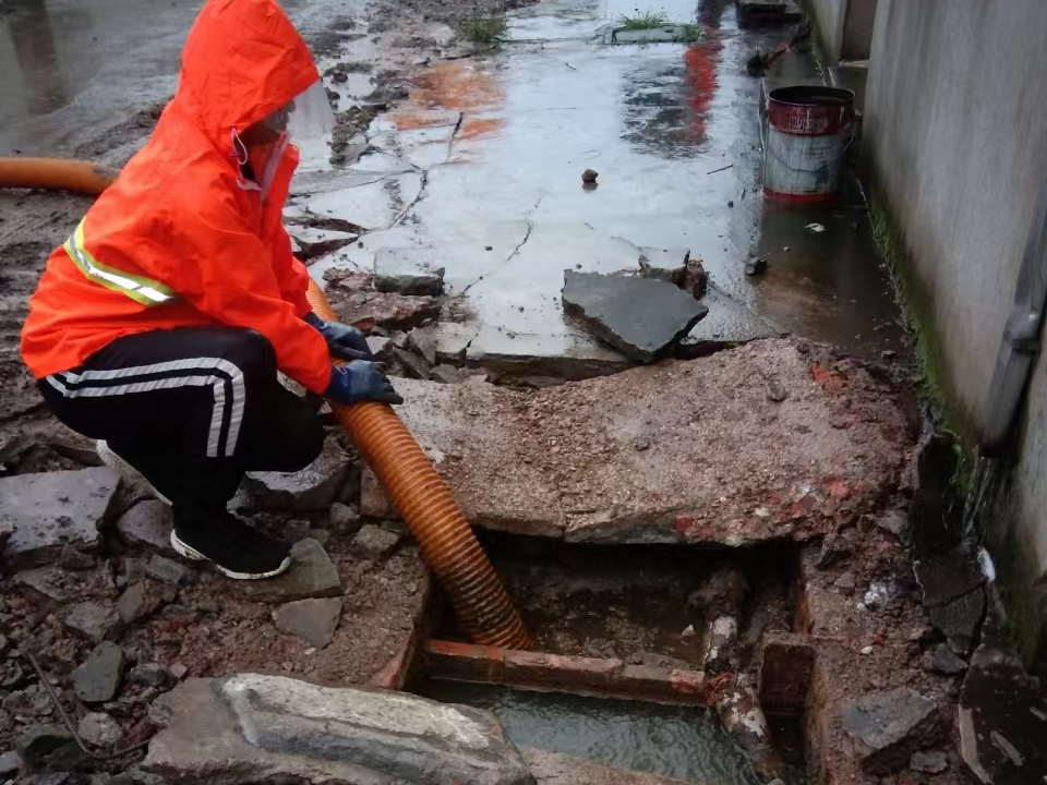 湖滨专业清理污水池 炜誉市政以规范流程守护城市 “肠道”