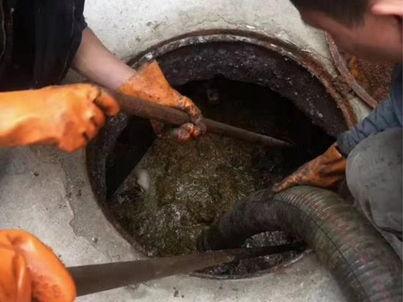 湖滨清理化粪池时如何避免沼气的危害?